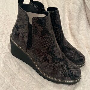 Muk luks wedge ankle boots snake